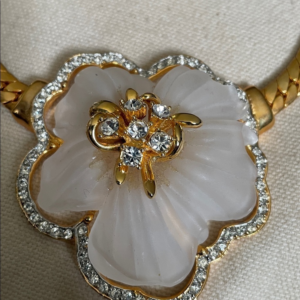 Vintage signed  craft Elegant Goldtone Floral Necklace - Picture 2 of 7